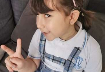 “Ainara lleva muy orgullosa su implante coclear”- La historia de Ainara contada por su mamá