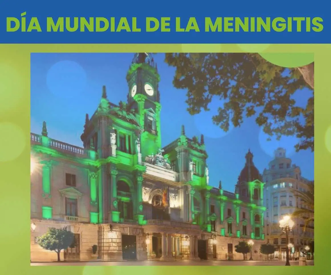 Fachada del Ayuntamiento de Valencia iluminada de verde con motivo del Día Mundial contra la Meningitis 2024.