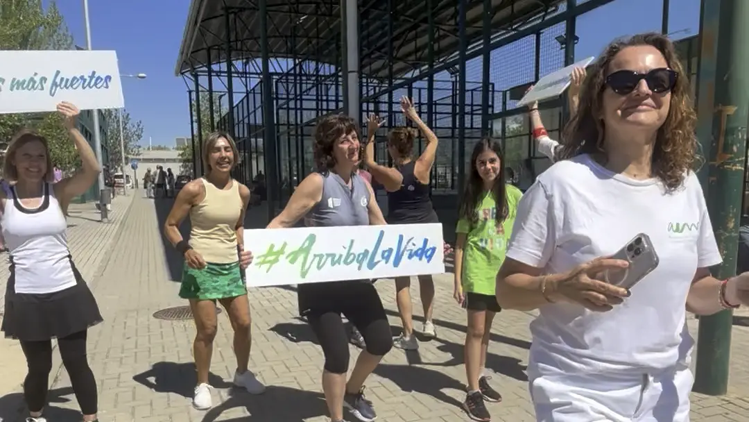 Participantes del Torneo de Pádel Solidario de la AEM muestran carteles con el lema #ArribaLaVida en Madrid.