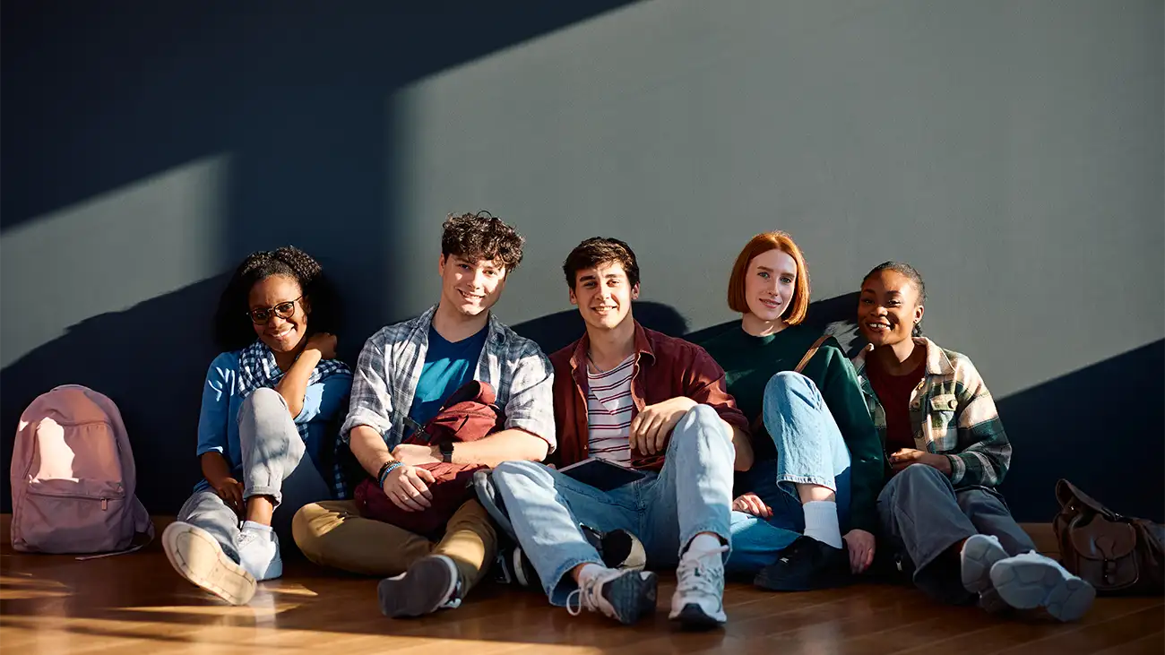 Un grupo de jóvenes conversando, representando al público joven al que se dirige la información sobre la prevención de la meningitis.