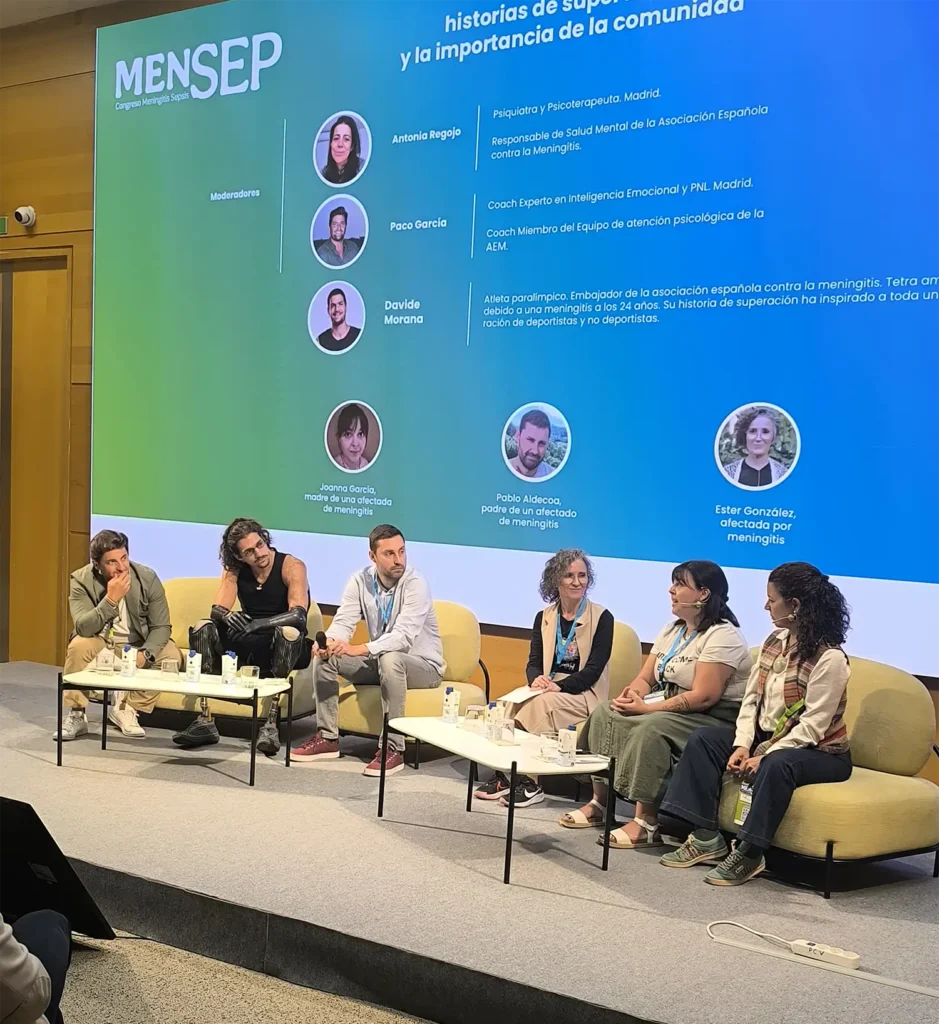 Mesa redonda del Congreso MenSep 2025 en Valencia con afectados por meningitis y expertos compartiendo historias de superación y apoyo mutuo.