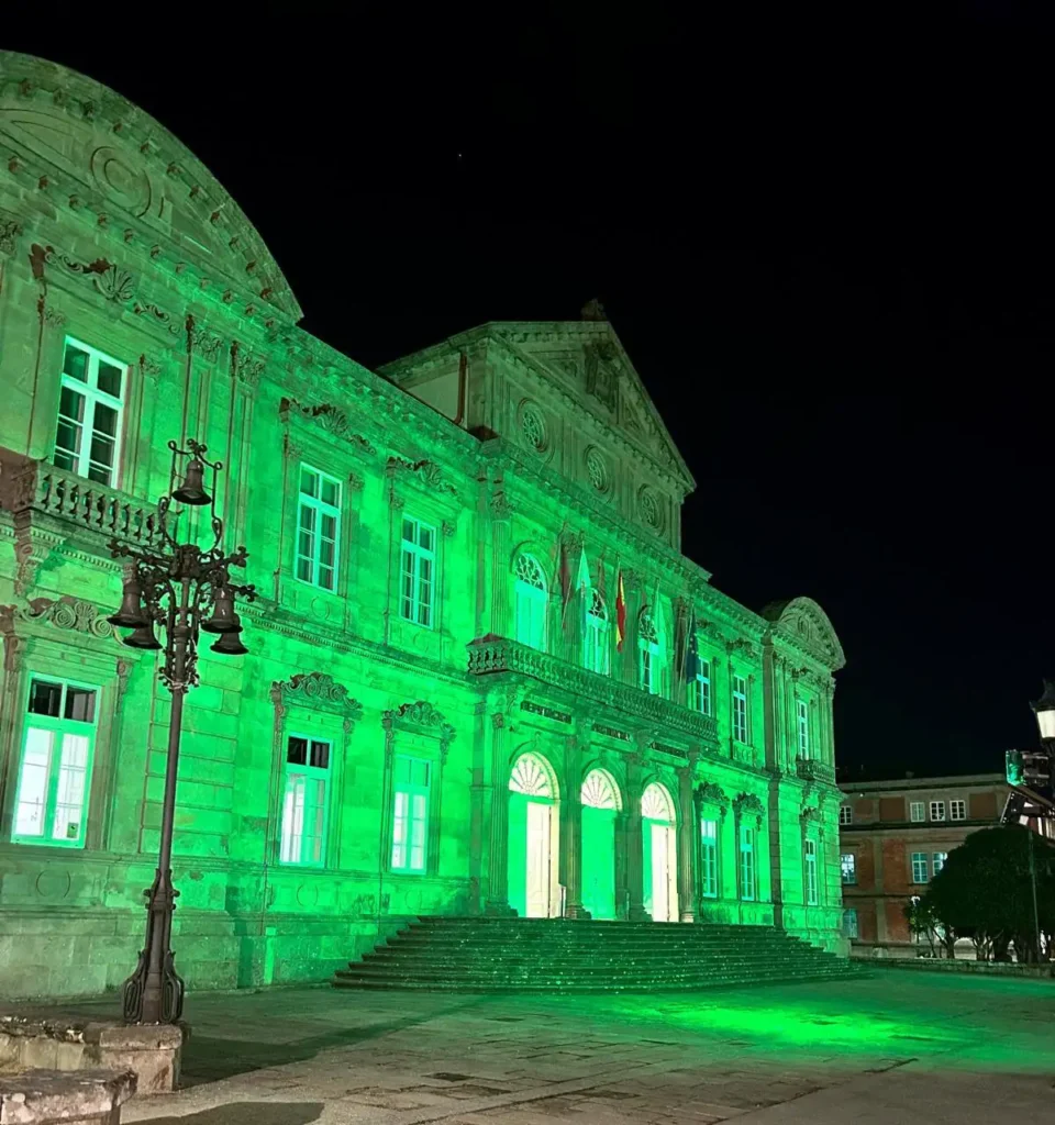 Fachada del Ayuntamiento de Pontevedra iluminada de verde por el Día Mundial de la Meningitis 2025, en apoyo a los afectados y sus familias.